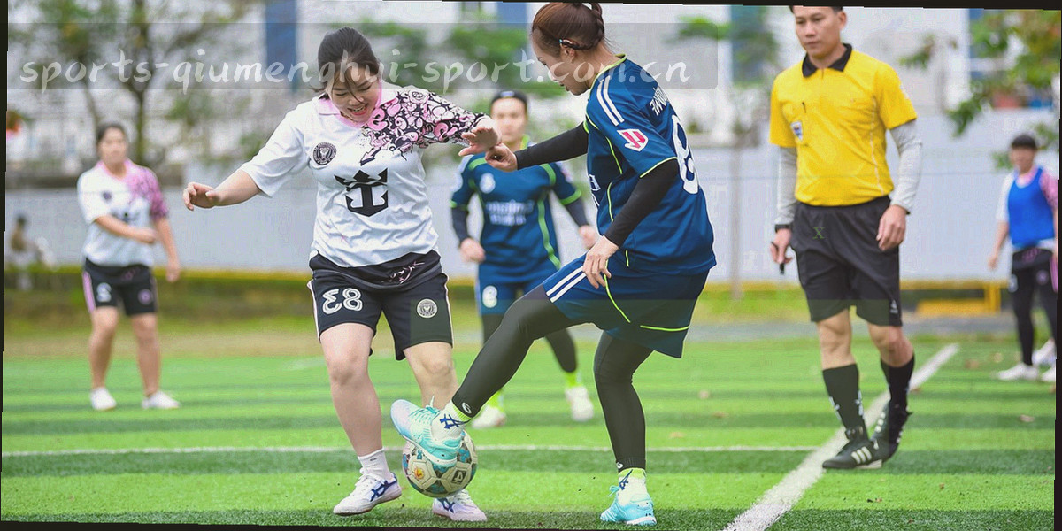 纵向时间轴界面示意，节点配等宽时间戳与荧光色的近三十天标记，整体为冷调数据风格